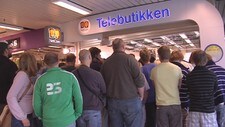 Kunder i kø (Foto: Jan Inge Thomassen/NRK) Kunder i kø (Foto: Jan Inge Thomassen/NRK)