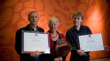 Guus Morel og Laurin Geerse frå Hylland gardsprodukter og Bjarte Midtbø frå Kystvilt. (Foto: Det norske måltid)
