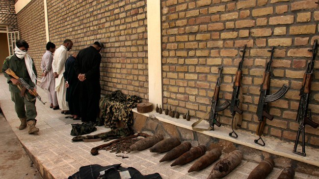 En afghansk soldat holder vakt over mistenkte Taliban-soldater og beslagtlagte våpen i Herat. (Foto: Reza Shirmohammadi/Ap) En afghansk soldat holder vakt over mistenkte Taliban-soldater og beslagtlagte våpen i Herat. (Foto: Reza Shirmohammadi/Ap)