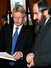Mulla Krekar og Harald Stabell (Foto: Sigurdsøn, Bjørn/SCANPIX)