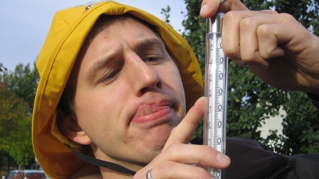 Per Olav Alvestad måler temperaturen (Foto: Ingrid Wold/NRK) Per Olav Alvestad måler temperaturen (Foto: Ingrid Wold/NRK)
