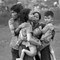 1965: Sivilie i Dong Xoai i Vietnam holder rundt hverandre. De er blant de få som overlevde da Nord-vietnamesiske soldater gikk til angrep i landsbyen. 