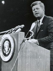 John F Kennedy holder tale Madison Square Garden i 1962 (SCANPIX) John F Kennedy holder tale Madison Square Garden i 1962 (SCANPIX)