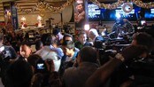 Boksefeber i Las Vegas - Bokserne Manny Pacquiao (33 år fra Filippinene) og Juan Manuel Marquez (39 år fra Mexico) ankom hotellet MGM Grand tirsdag kveld. Begge er klare for lørdagens kamp - den fjerde mellom de to.