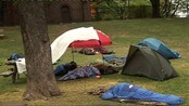 Sov ute i protest mot soveforbud - Rundt 150 prester og diakoner fra hele landet brøt loven og sov ute i Sofienbergparken i Oslo i natt. De protesterer mot uteliggerforbudet i Oslo.