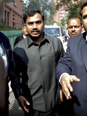Indias tidligere telecom-minister A. Raja blir ført bort av politiet. (Foto: RAVEENDRAN/Afp) Indias tidligere telecom-minister A. Raja blir ført bort av politiet. (Foto: RAVEENDRAN/Afp)