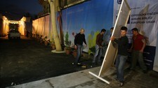 Et metallgjerde blir fjernet i Nikosia (Foto: ALEX MITA/AFP) Et metallgjerde blir fjernet i Nikosia (Foto: ALEX MITA/AFP)