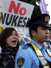 Demonstrasjon mot åpning av atomkraftverk (Foto: RIE ISHII/Afp) Demonstrasjon mot åpning av atomkraftverk (Foto: RIE ISHII/Afp)
