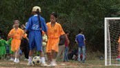 Fotball blant miner - I Vietnam brukes fotball for å forklare barn om farene ved miner.