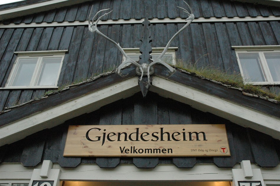 Inngangspartiet ved Gjendesheim fotografert i 2006