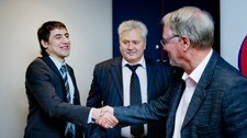 Igor Zagorskij, assisterende direktør i Russlands antidopingbyrå, tar Jens Kristian Thune, (Foto: Josefsen/Scanpix)