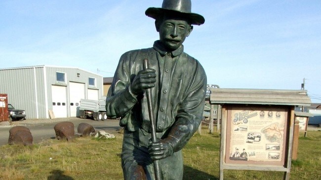 Jafet Lindeberg står i dag i bronse ved Anvil Creek i Nome, Alaska Jafet Lindeberg står i dag i bronse ved Anvil Creek i Nome, Alaska