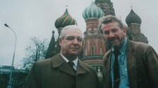 Generalobersts Viktor Grusjko i KGB sammen med NRKs reporter Hans-Wilhelm Steinfeld  (NRK)