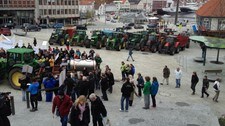 Bønder på torget i Stavanger (Foto: Ole Andreas Bø/NRK)