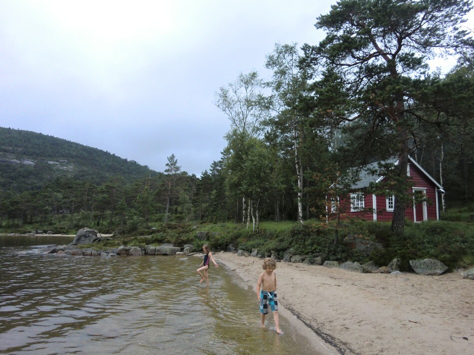 Bading i Refsvannet. Luksus med strandlinje rett nedenfor Veslebu.