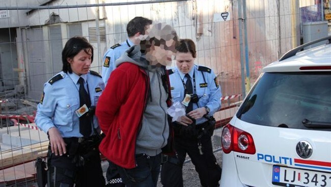 Mann pågrepet med revolver. (Foto: Ola Walberg/NRK) Mann pågrepet med revolver. (Foto: Ola Walberg/NRK)