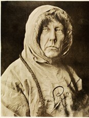 Roald Amundsen (Foto: Lomen Bros/Nasjonalbiblioteket) Roald Amundsen (Foto: Lomen Bros/Nasjonalbiblioteket)