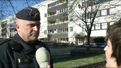 Tre døde i eksplosjon i Sverige - Naboer i boligblokka i Sundbyberg, nord for Stockholm, forteller om en kraftig eksplosjon og brann. Innsatsleder Peter Matilainen intervjues av SVT.