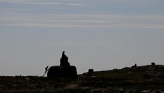 Bildet er tatt den 5. Juni 2011. Dagstur til Synesvarden og Steinkjerringa på Høg-Jæren. Et av barna sprang i forveien når målet ble oppdaget og klatrert resolutt opp. Synes det illustrer vårt ønske om å komme til topps (også gjerne først) på en herlig måte.