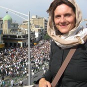 NRKs utsending, Sidsel Wold, foran den enorme demoen i Teheran FØR rapporteringsforbudet. (NRK) NRKs utsending, Sidsel Wold, foran den enorme demoen i Teheran FØR rapporteringsforbudet. (NRK)