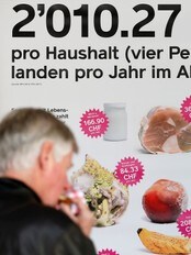 En mann spiser foran en kampanjeplakat mot matsløsing i Bern, Sveits (Foto: PASCAL LAUENER/Reuters) En mann spiser foran en kampanjeplakat mot matsløsing i Bern, Sveits (Foto: PASCAL LAUENER/Reuters)