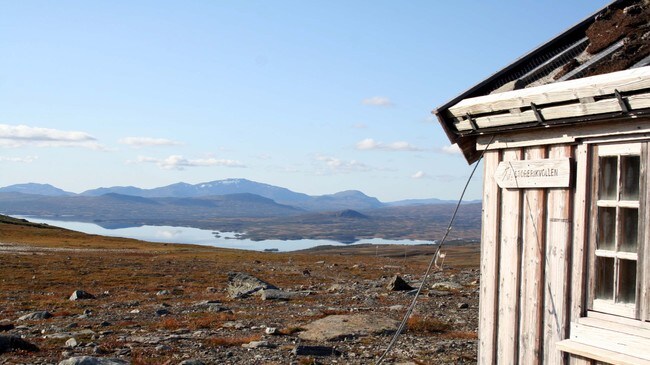 Kvilbu i Sylan med Essandsjøeni bakgrunnen (Foto: Linda Bjørgan) Kvilbu i Sylan med Essandsjøeni bakgrunnen (Foto: Linda Bjørgan)
