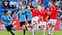 Christian Grindheim med ballen under kampen mot Uruguay.  (Foto: Larsen, Håkon Mosvold/SCANPIX)