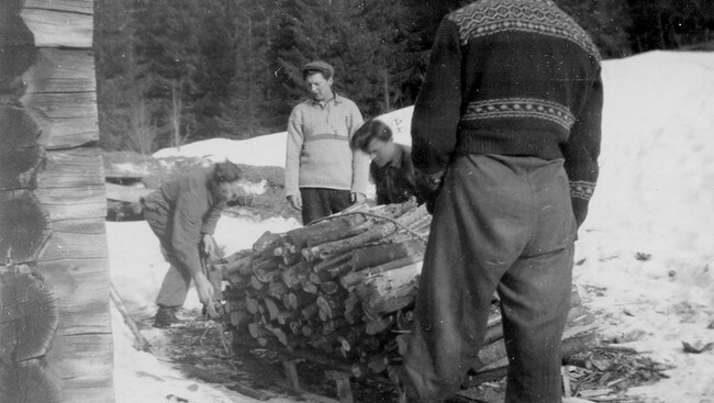 Forbudt bilde av Osvald-sabotører som sjauer ved ved en av forlegningene. (Foto: Arvid Haugene) Forbudt bilde av Osvald-sabotører som sjauer ved ved en av forlegningene. (Foto: Arvid Haugene)