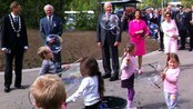 Bobledronningen - Dronning Sonja lot seg fascinere av Hamnvåg barnehage som blåste såpebobler da det svenske og det nosrke kongeparet besøkte Vitensenteret i Tromsø. 
