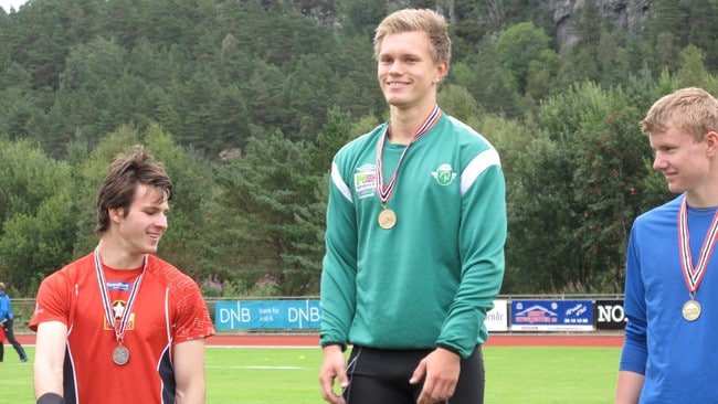Daniel Hessvik Holm (i midten)  (Foto: Jørund Årdal)