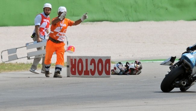 Løpet fortsatte mens Shoya Tomizawa lå alvorlig skadet på banen. (Foto: ANDREAS SOLARO/Afp) Løpet fortsatte mens Shoya Tomizawa lå alvorlig skadet på banen. (Foto: ANDREAS SOLARO/Afp)
