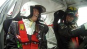 Tora Beger og Petter Solberg i duell - I morgen skal Petter Solberg i ilden under EM i rally cross i Hell i Nord-Trøndelag. Som en oppladning i dag ble han utfordret av  Tora Berger på skytebanen. Mens hun på sin side måtte sette seg bak rattet en duell med rallykjøreren.