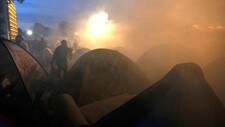 TURKEY-PROTESTS/ A protester runs through tents covered by tear gas in Gezi park in Istanbul's Taksim square (Foto: YANNIS BEHRAKIS/Reuters) TURKEY-PROTESTS/ A protester runs through tents covered by tear gas in Gezi park in Istanbul's Taksim square (Foto: YANNIS BEHRAKIS/Reuters)