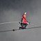 Amerikanske Nik Wallenda balanserte på stram line over den berømte Niagarafossen på grensen mellom USA og Canada. Amerikanske Nik Wallenda balanserte på stram line over den berømte Niagarafossen på grensen mellom USA og Canada.