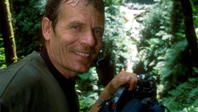 Naturfotograf Arne Nævra på jobb i Rwanda (Foto: Lars M. Nævra)