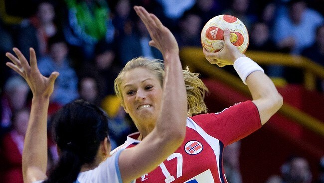 Linn Jørum Sulland i aksjon mot Romania (Foto: Kallestad, Gorm/SCANPIX)
