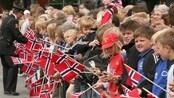 Femte- og sjetteklassinger venter på at Kongen skal komme.