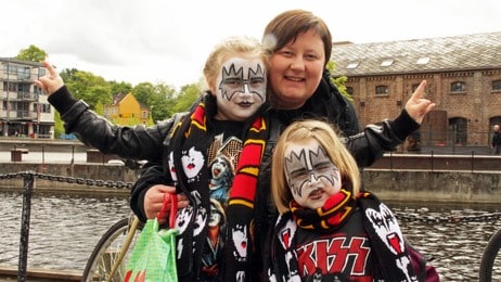 Kiss-fans i Trondheim før konserten (Foto: Roy Hilmar Svendsen/NRK) Kiss-fans i Trondheim før konserten (Foto: Roy Hilmar Svendsen/NRK)