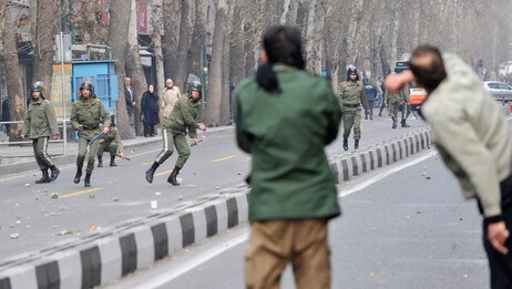 Iranske demonstranter og politi støtte sammen i sentrum av  (Scanpix/Reuters)