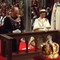 Kong Harald og dronning Sonja blir signet i Nidarosdomen i 1991 - med kongekronen i forgrunnen Kong Harald og dronning Sonja blir signet i Nidarosdomen i 1991 - med kongekronen i forgrunnen