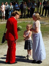 Dronning Sonja fekk blomar av Malene Sjøholm (5) og Marianne Stalheim (11) (Foto: Torbjørn Fardal/NRK) Dronning Sonja fekk blomar av Malene Sjøholm (5) og Marianne Stalheim (11) (Foto: Torbjørn Fardal/NRK)