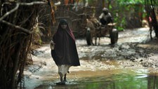 En somalisk flyktning på oversvømte veier ved Daadab-leiren øst i Kenya (Foto: Riccardo Gangale/Scanpix/AP) En somalisk flyktning på oversvømte veier ved Daadab-leiren øst i Kenya (Foto: Riccardo Gangale/Scanpix/AP)