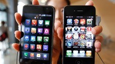 Apple iPhone 4 & Samsung Galaxy S (Foto: JO YONG-HAK/Reuters) Apple iPhone 4 & Samsung Galaxy S (Foto: JO YONG-HAK/Reuters)