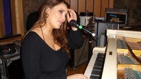 Elvira Nikolaisen i studio (Foto: Thor-Henry Bjor/NRK)