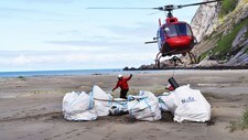 Søppel på Bunesstranda (Foto: Lofoten Avfallsselskap)