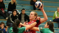 Tonje Nøstvold i kamp med Brühl-spillere (Foto: Picasa 2.7)