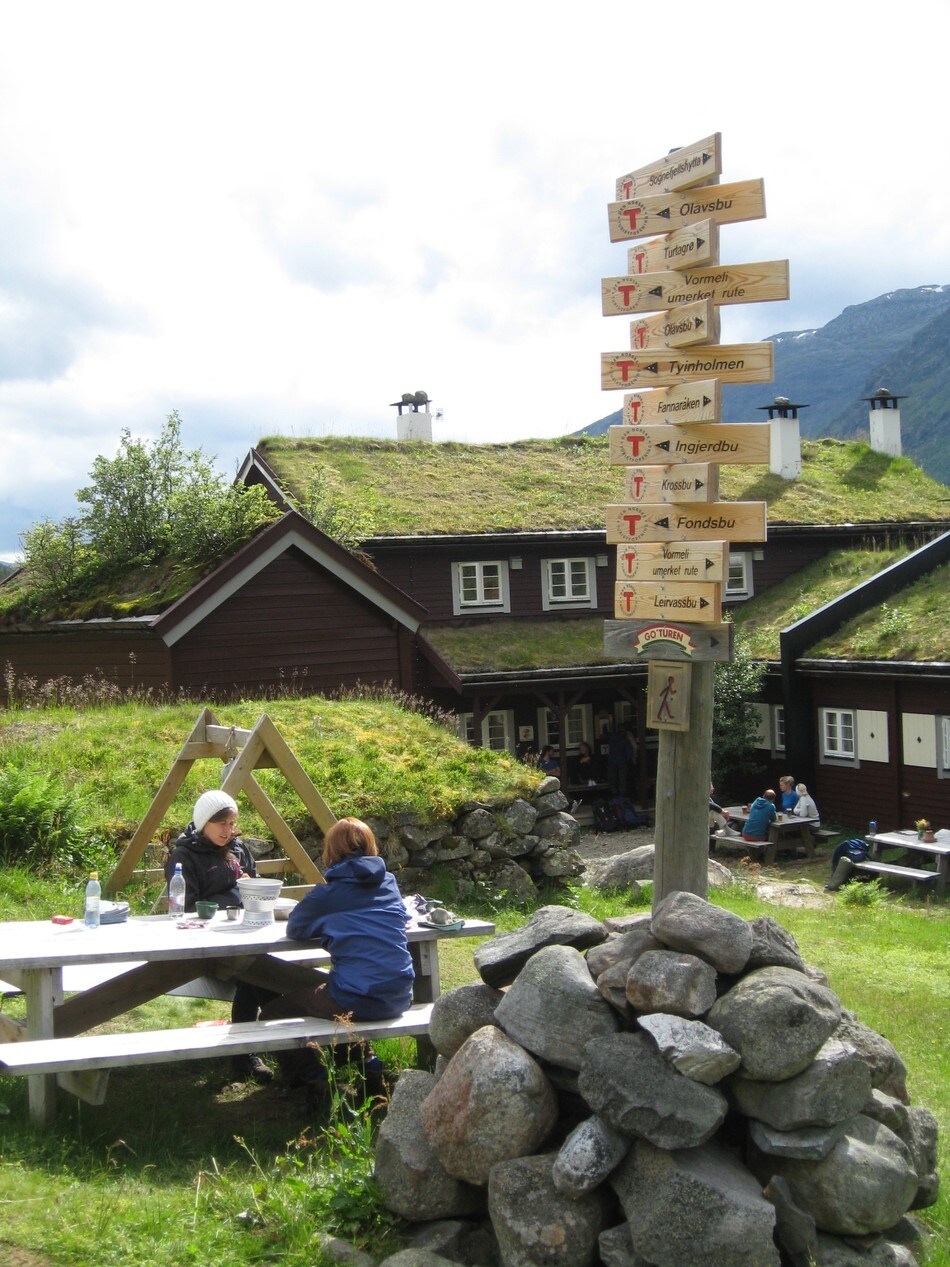 Ved Skogadalsbøen kan ein ta mange retningsval