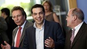Alexis Tsipras (midten) og to av lederne for Die Linke
