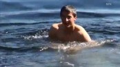 Ruben Holsæter badar - Sogndalsspelar Ruben Holsæter tek seg ein kald dukkert i Hardangerfjorden på veg til Haugesund.