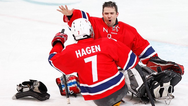 Målvakt Roger Johansen feirer sammen med målscorer Eskil Hagen  (Foto: Cox/Scanpix/AFP)